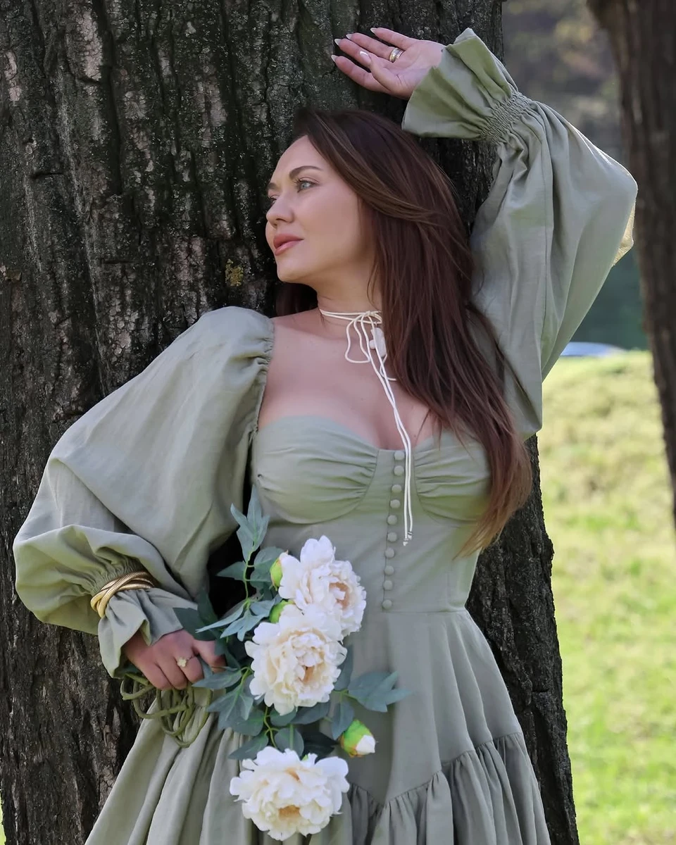 Анна Саліванчук показала пишний бюст на фото в парку