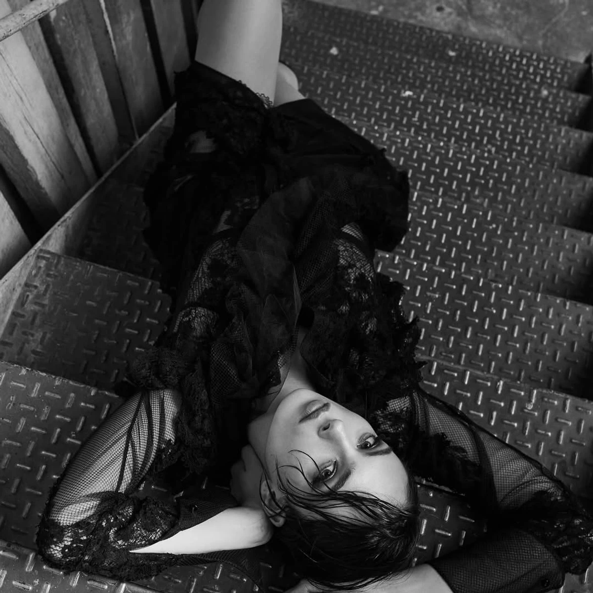 Дева Кассель у короткій сукенці полежала на сходах