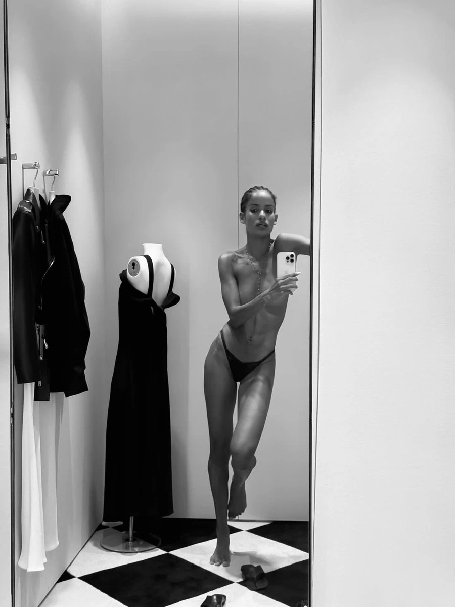 Кохана Касселя без одягу посвітила стрункими формами