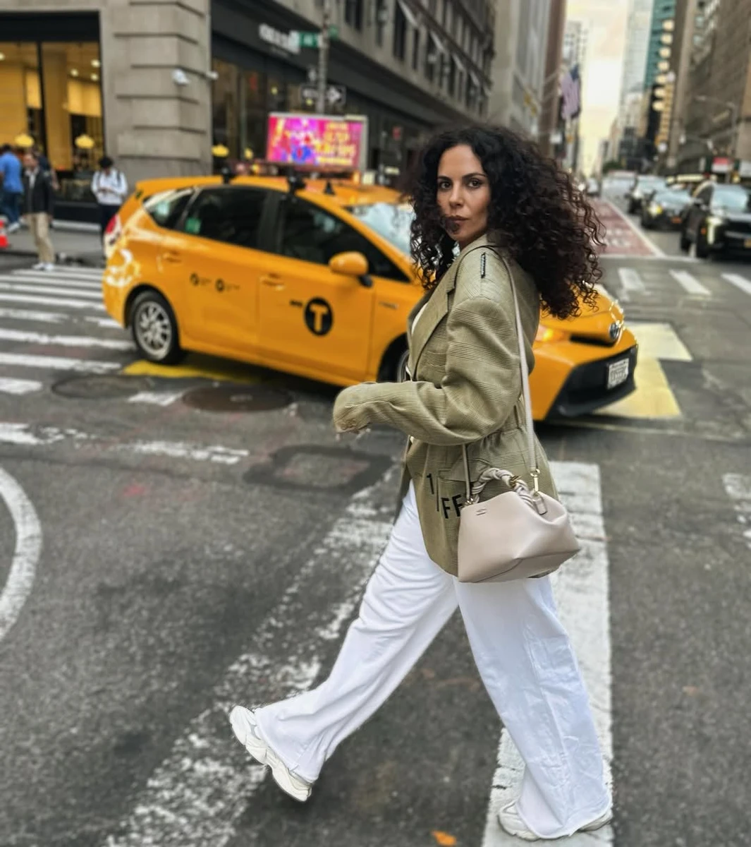 Настя Каменських у стильному луці погуляла Нью-Йорком і наробила фото