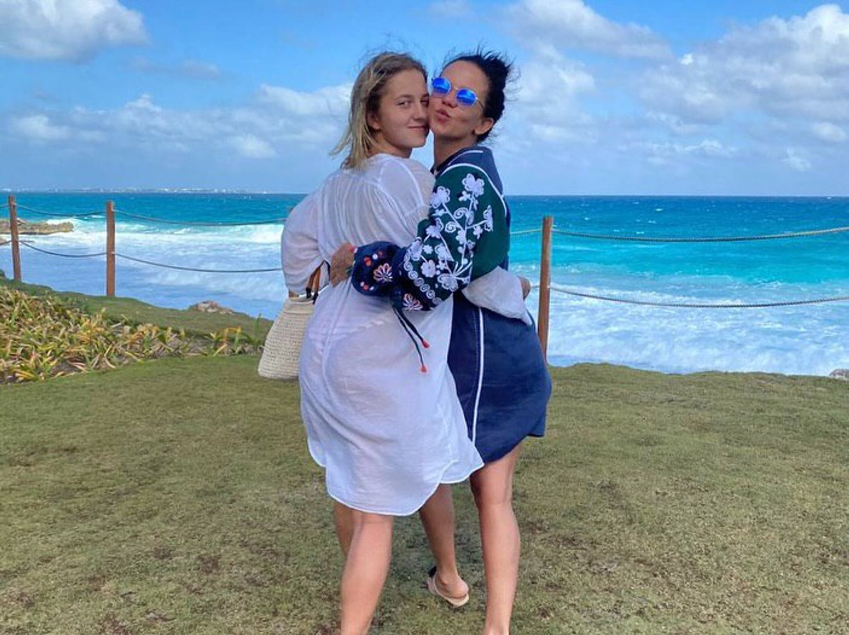 Ірина Горова замилувала пляжним фото з дочкою на її 28-річчя