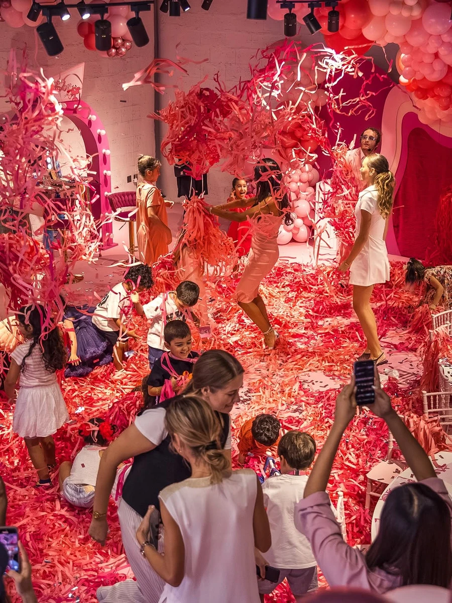 Санта Дімопулос у рожевій сукні повеселилася на 6-річчі дочки