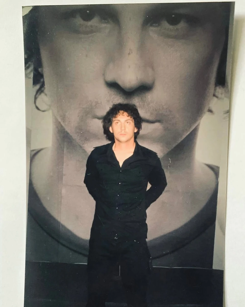 Валерій Харчишин у молодості на тлі портрета