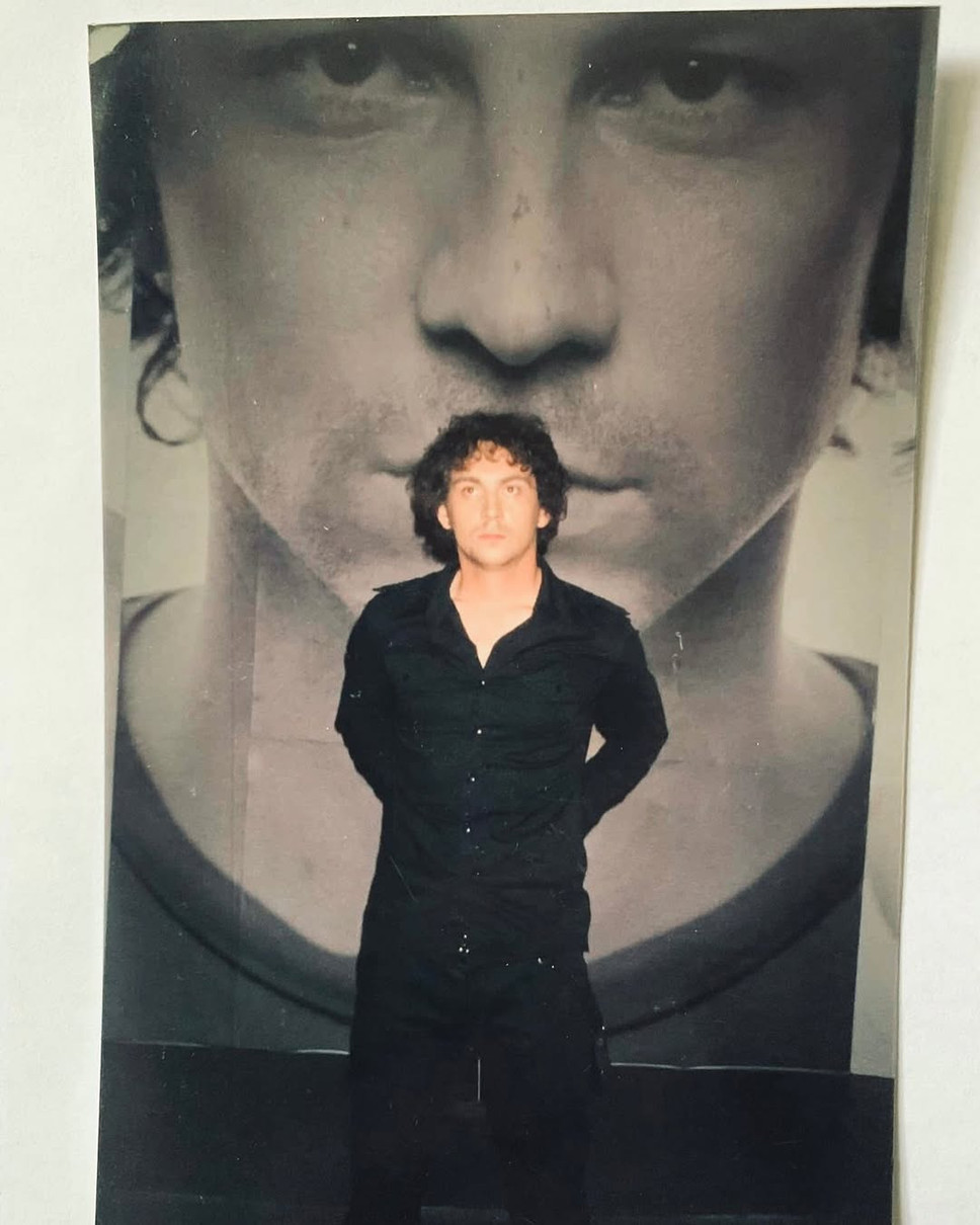 Валерій Харчишин у молодості на тлі портрета