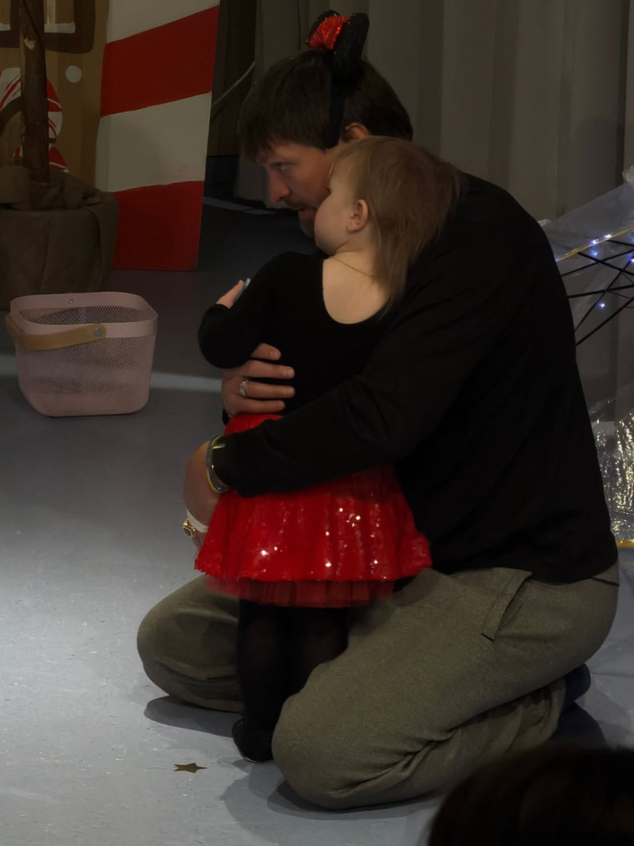 Олександр Усик обійняв молодшу дочку під час її виступу