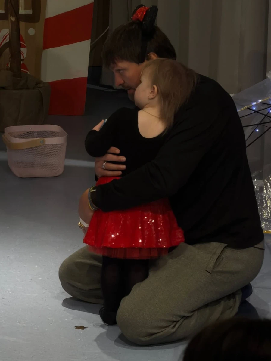 Олександр Усик обійняв молодшу дочку під час її виступу