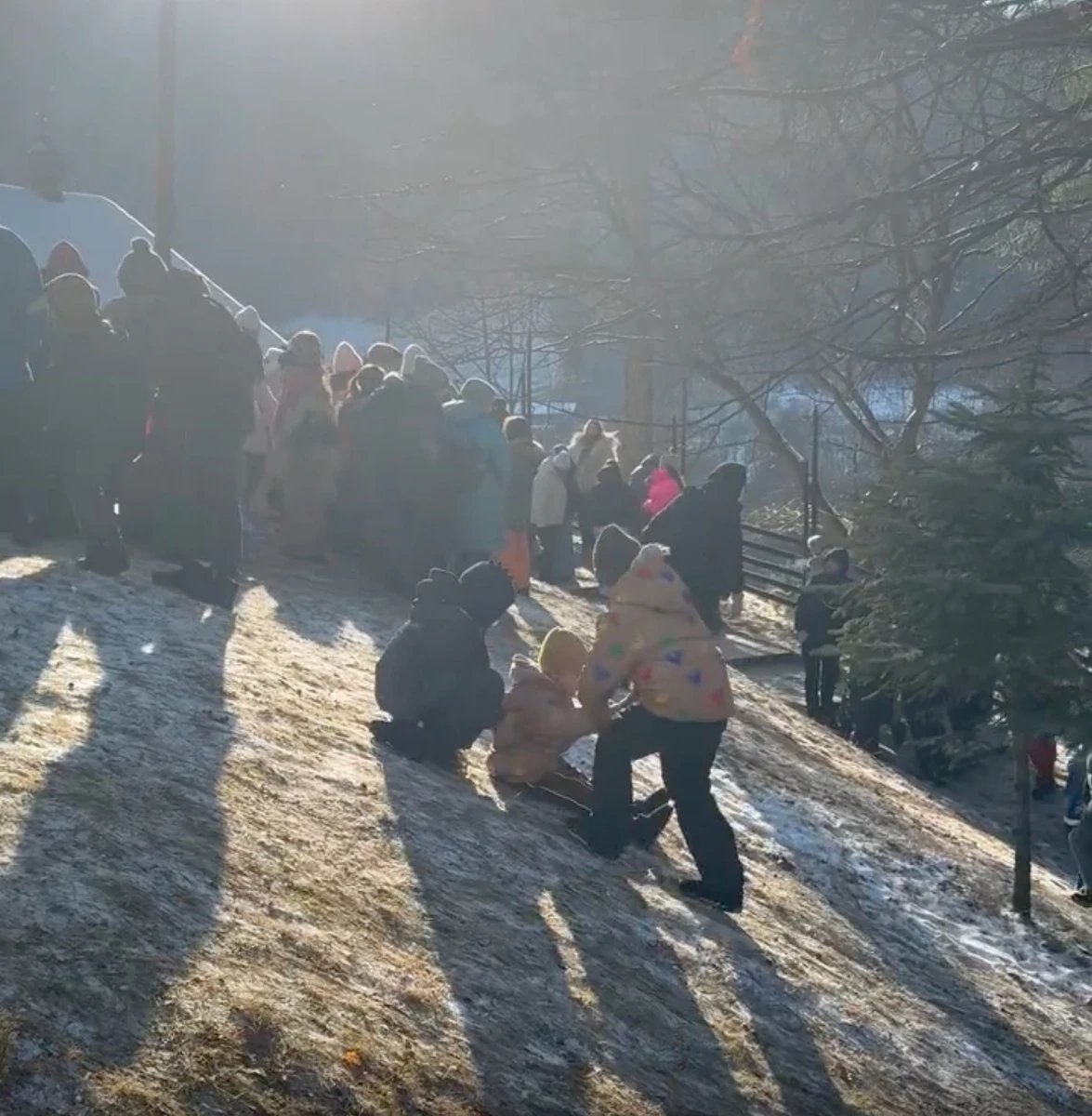 Даша Кацуріна показала розваги своїх дітей на гірці