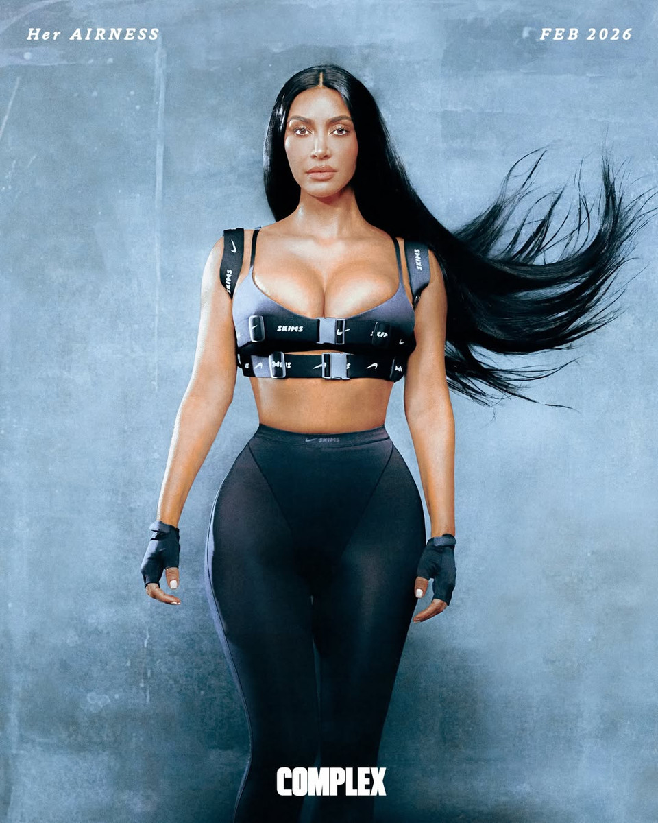 Кім Кардашян випнули груди у глянці