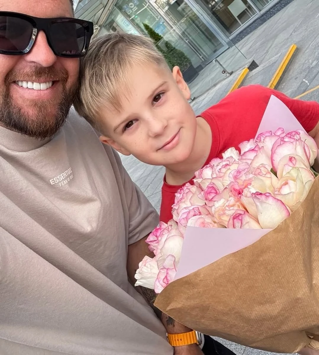 Сергій Танчинець показав селфі з сином і квітами