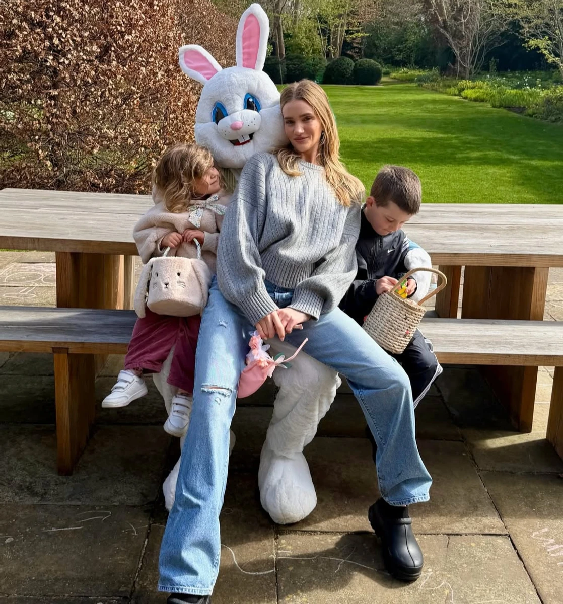 Наречена Стейтема з дітьми попозувала коло кролика на Великодні