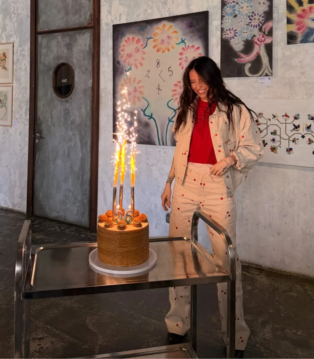 Надя Дорофєєва в ягідному луці попозувала біля торта на своєму 36-річчі