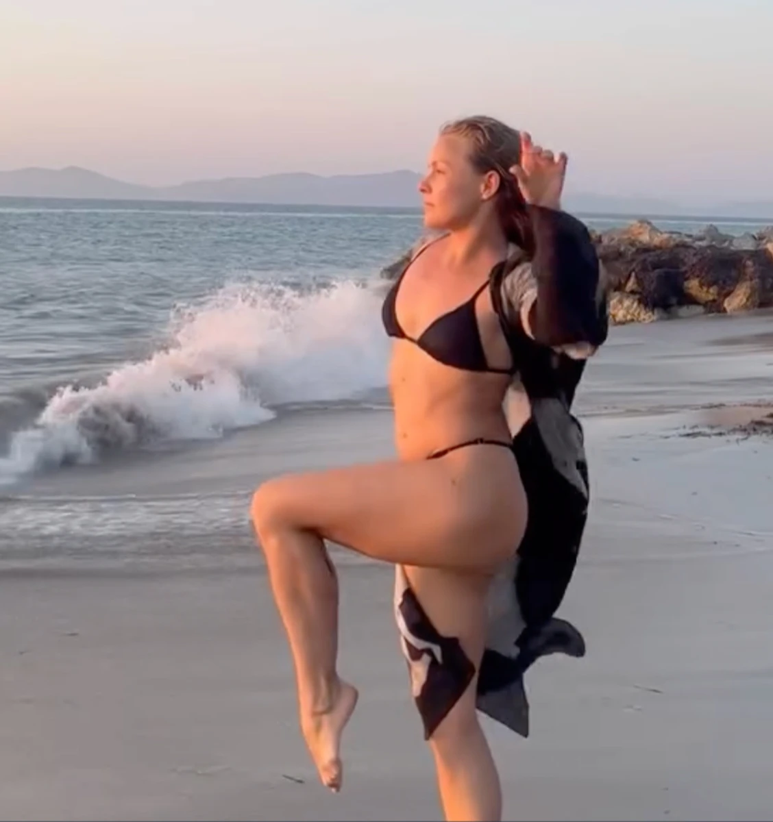 Олена Шоптенко посвітила формами на пляжі під час танцю