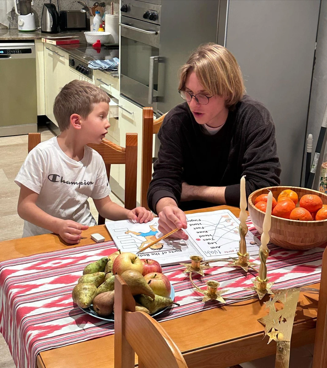 Старший допомагає молодшому 