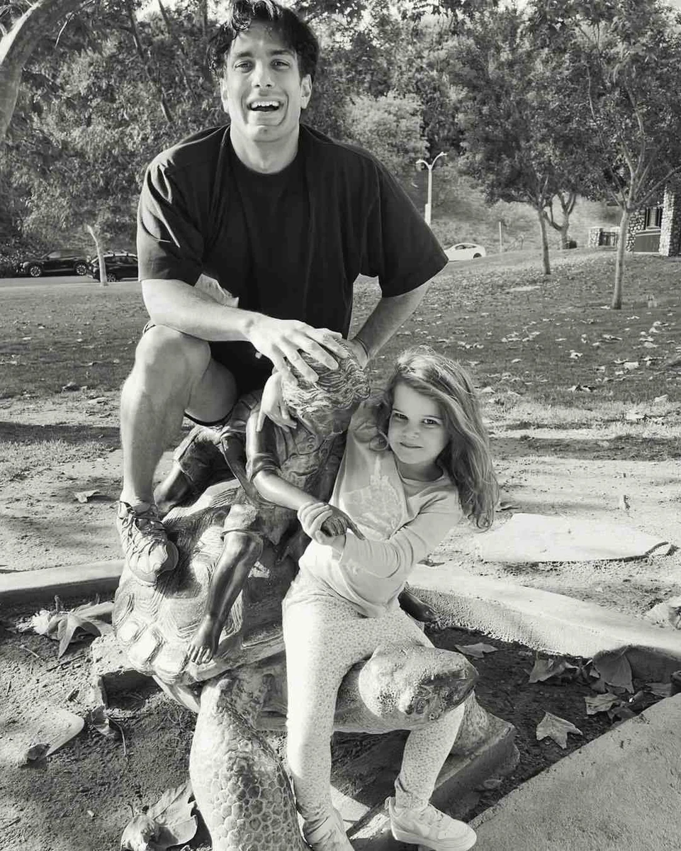 У сторіс Джван теж поділився цими фото та назвав донечку своєю королевою