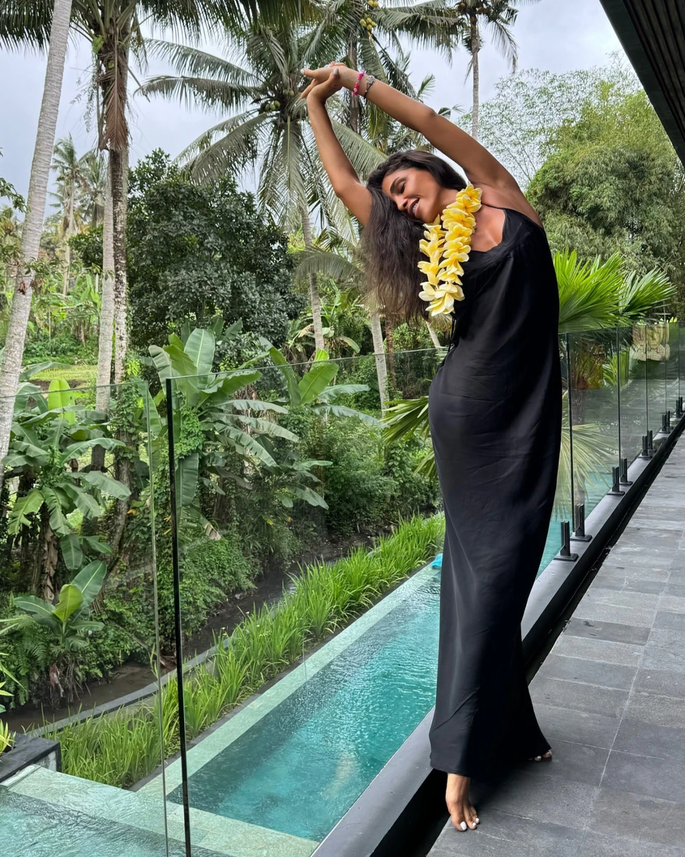 Санта Дімопулос у чорній сукні вигнулася на Балі