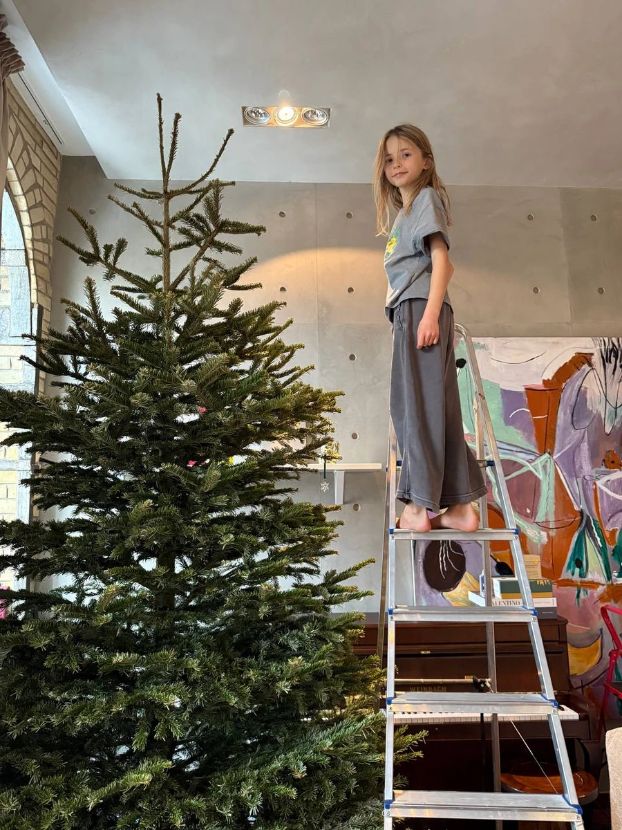 Донька Кацуріна Саша прикрасила ялинку