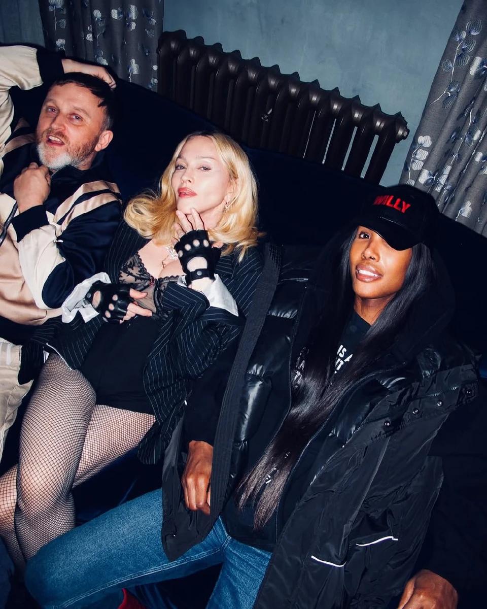 Мадонна в оточенні близьких