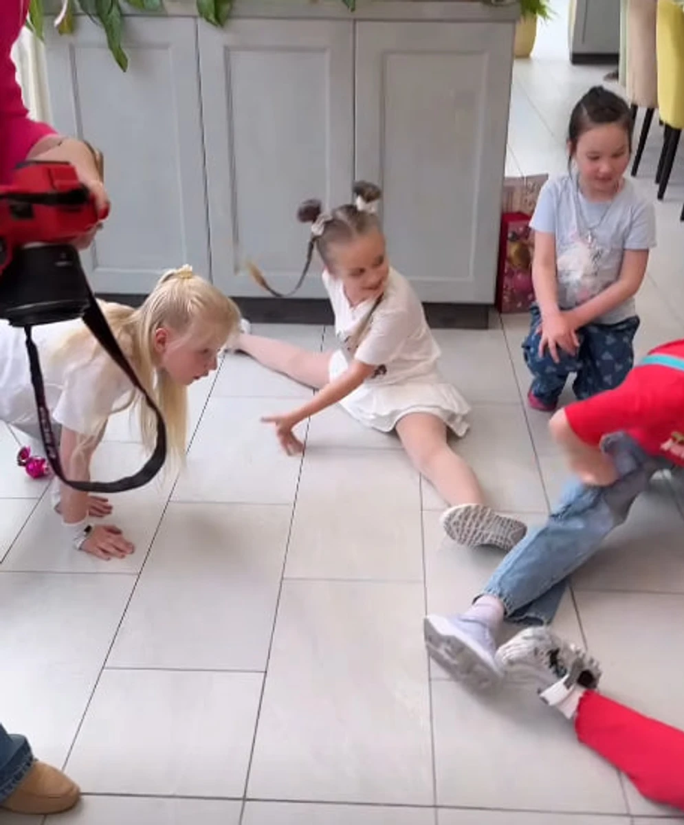 Донька Лілії Ребрик сидить у шпагаті