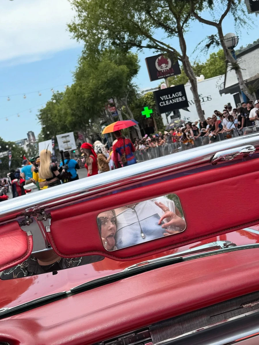 Кара Делевінь показала кумедні фото з прайд-параду