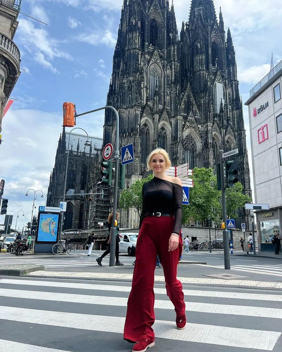 Ірина Федишин у червоних штанах і топі погуляла Німеччиною