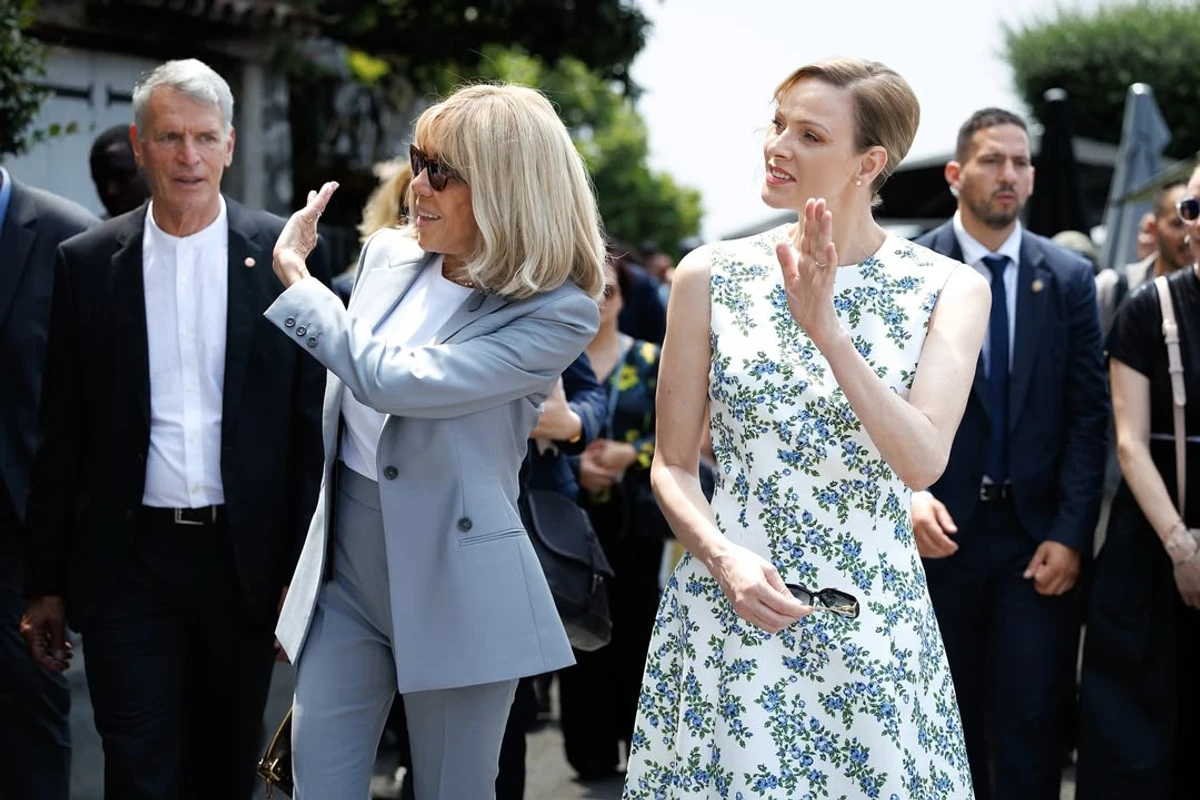 Княгиня Монако у ніжній сукні прогулялася містом з дружиною Макрона