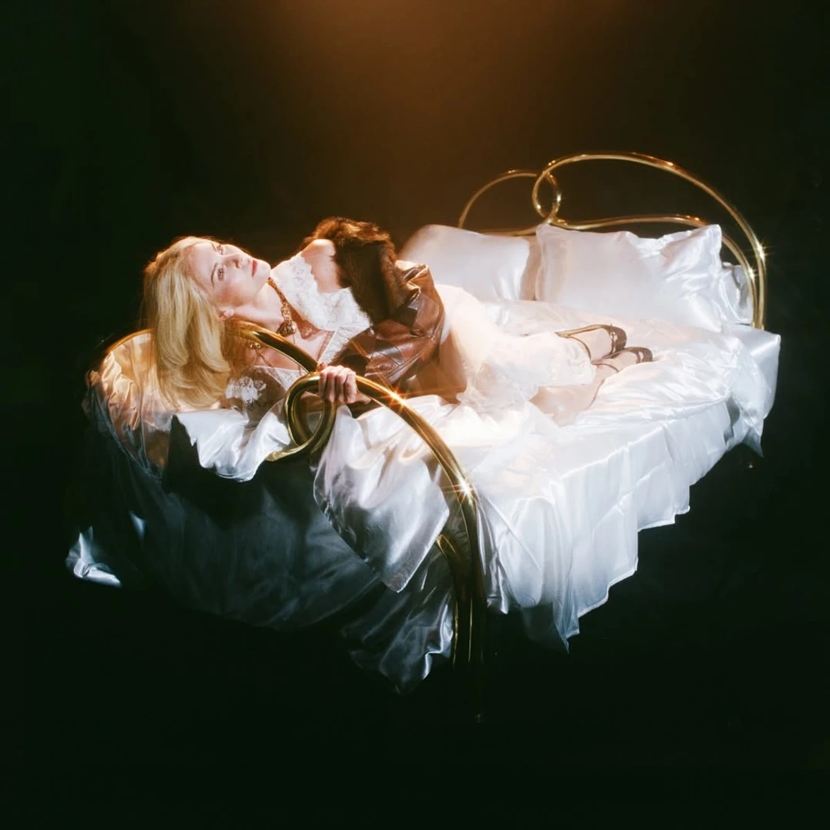 Шарліз Терон у шкірянці ефектно попозувала на ліжку