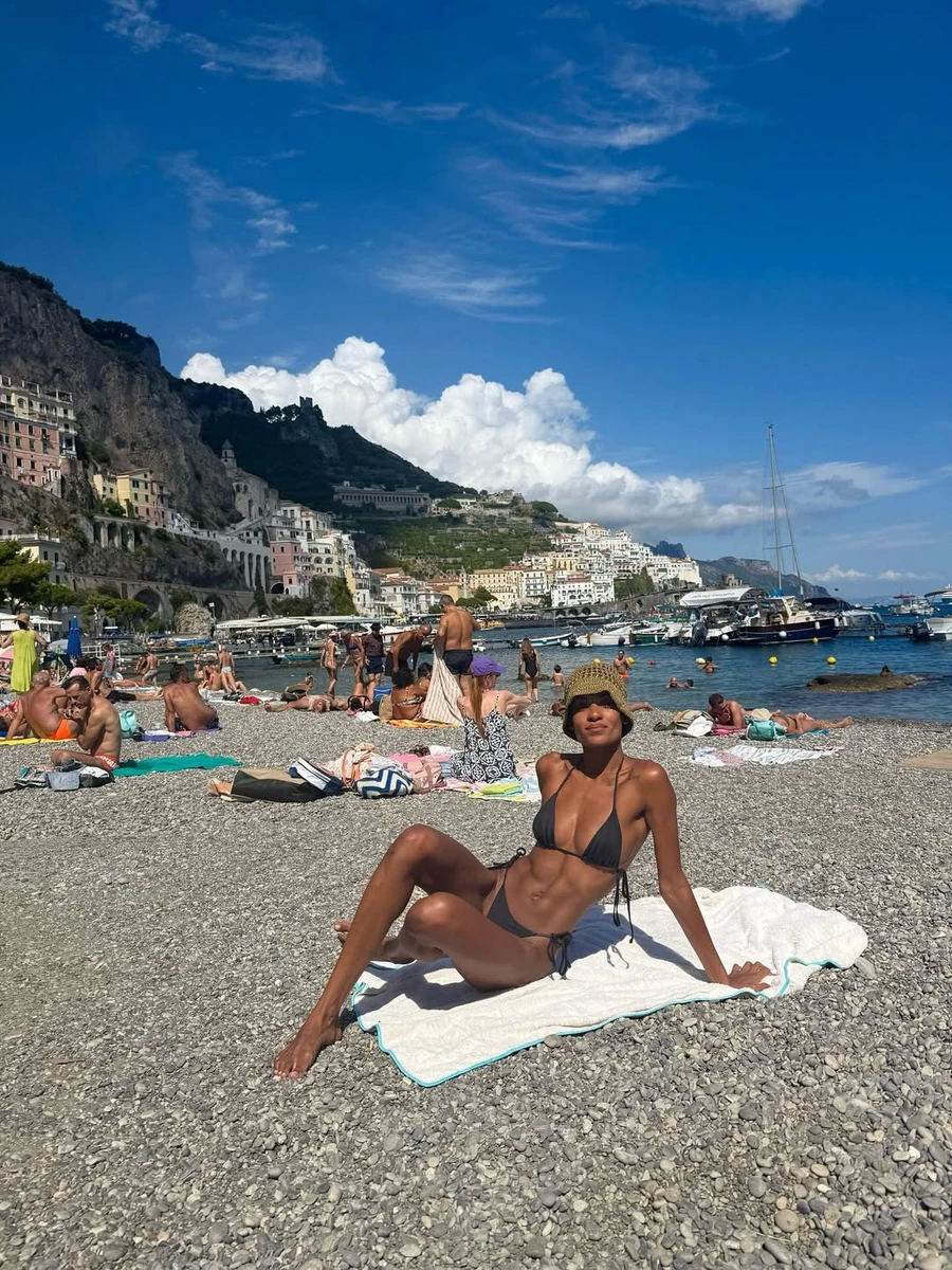 Кохана Касселя у бікіні посвітила струнким тілом і пласким животом