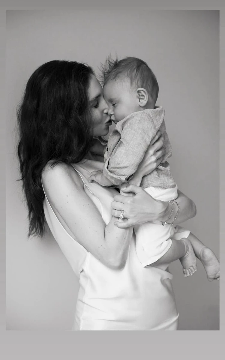 Сашко на руках мами