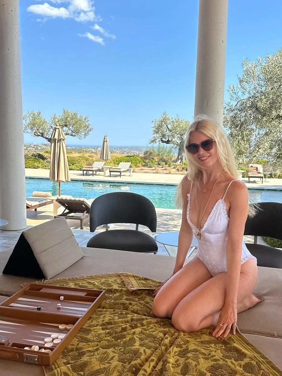 Клаудія Шиффер у купальнику посвітила декольте і стегнами біля басейну