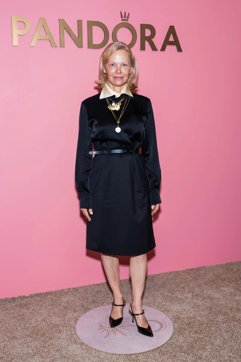 Памела Андерсон попозувала в елегантному луці українського бренду