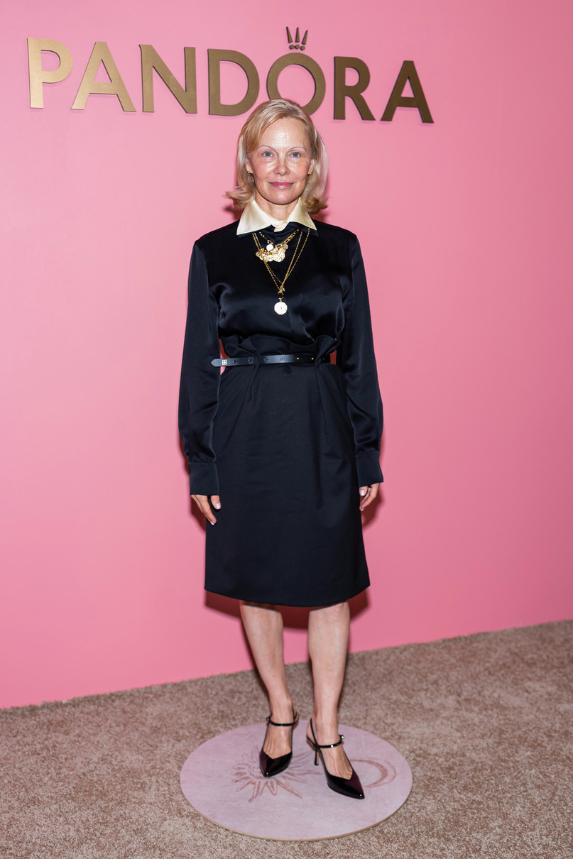 Памела Андерсон попозувала в елегантному луці українського бренду