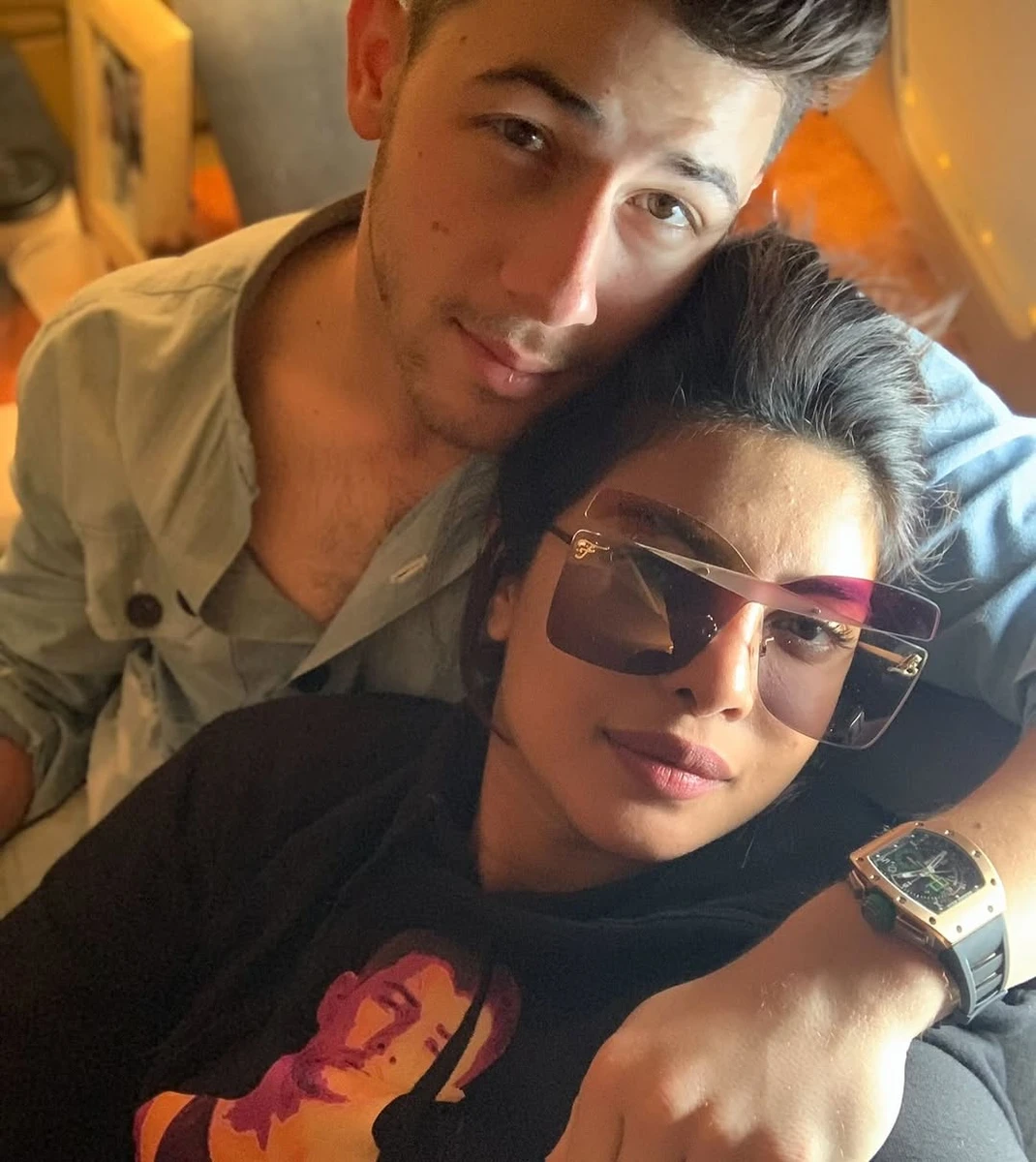 Пріянка Чопра попозувала в одязі з зображенням свого чоловіка