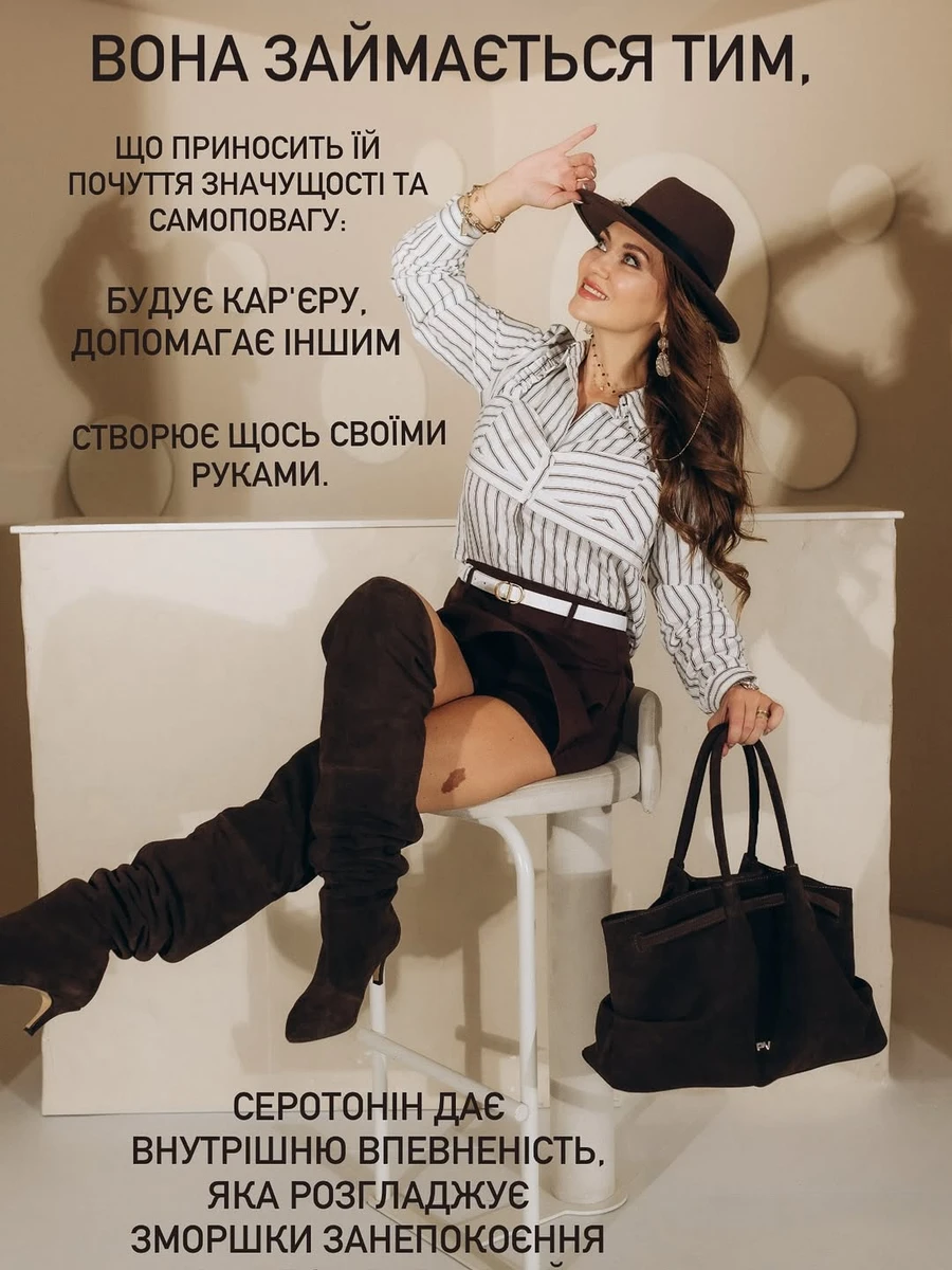 Анна Саліванчук у шортиках грайливо виставила ніжки для фото на стільці