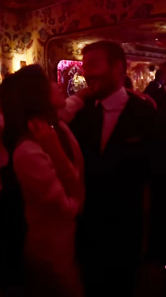 Девід Бекхем помилувався Вікторією під час грайливого танцю