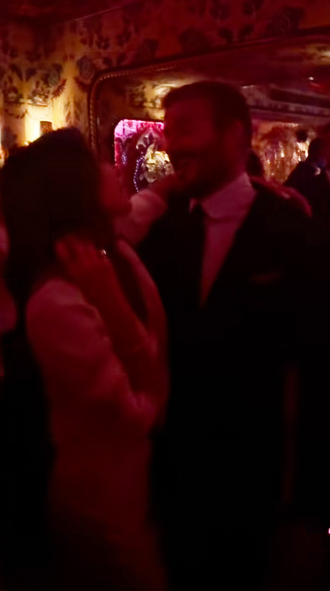 Девід Бекхем помилувався Вікторією під час грайливого танцю