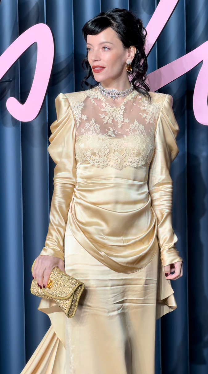 Співачка Лілі Аллен у масляній сукні попозувала на British Fashion Awards