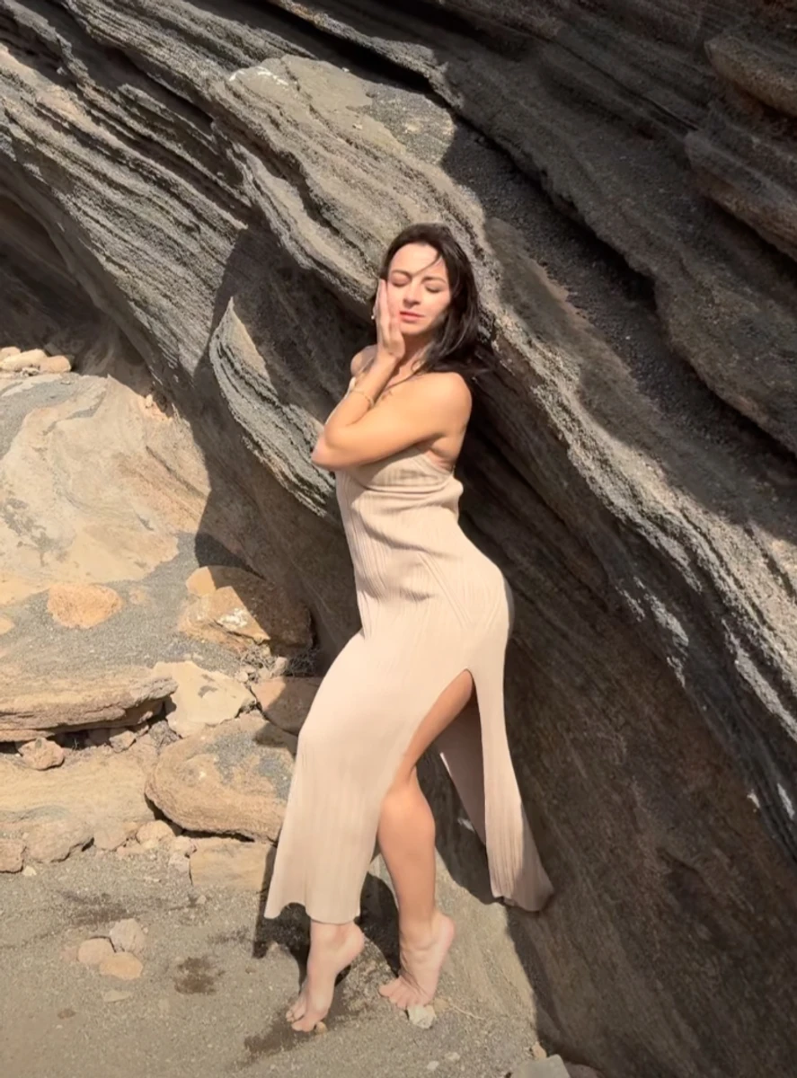 Ілона Гвоздьова блиснула формами під час танців на скелі