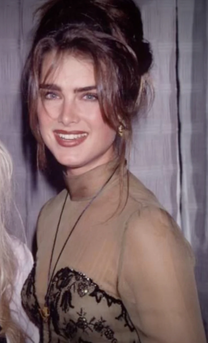 Брук Шилдс показалася з ефектною зачіскою на фото