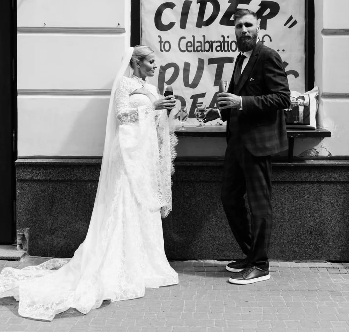 Павло Вишебаба на своєму весіллі поїв хот-доги з нареченою