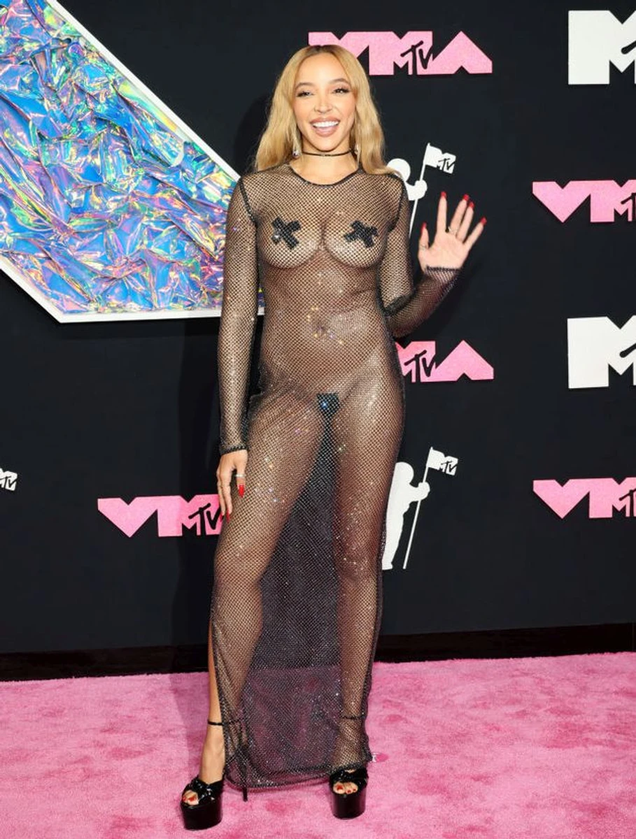 Співачка Тінаші епатувала хідник сукнею-сіткою, під якою, схоже, не було спіднього