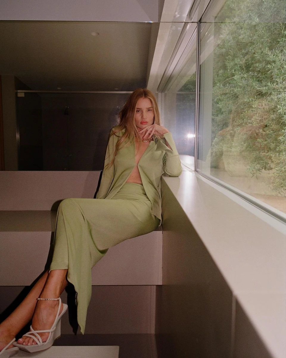 Модель вкотре акцентує на своїх довгих ніжках