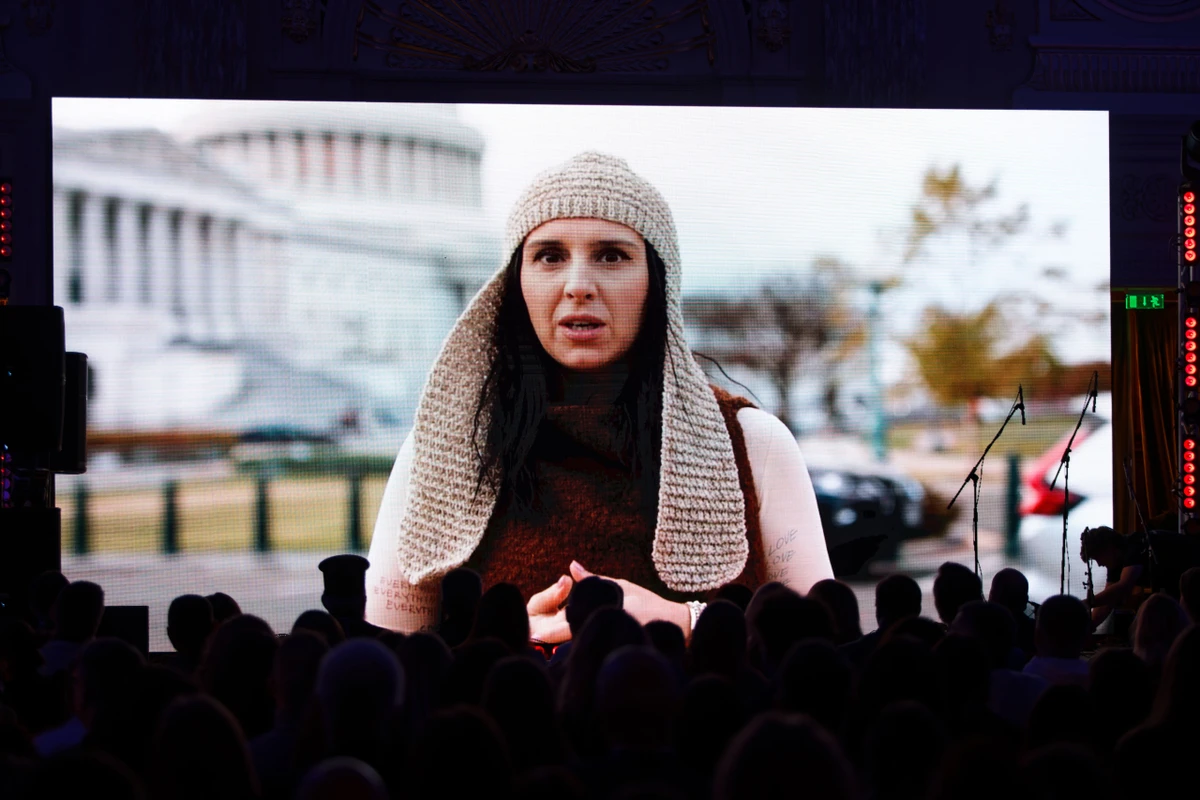 Лауреатка УП100 в категорії Культура Джамала не змогла бути на премії, але записала відеозвернення про те, як важливо любити і розвивати свою культуру, свою країну та позбуватися меншовартості і радянщини