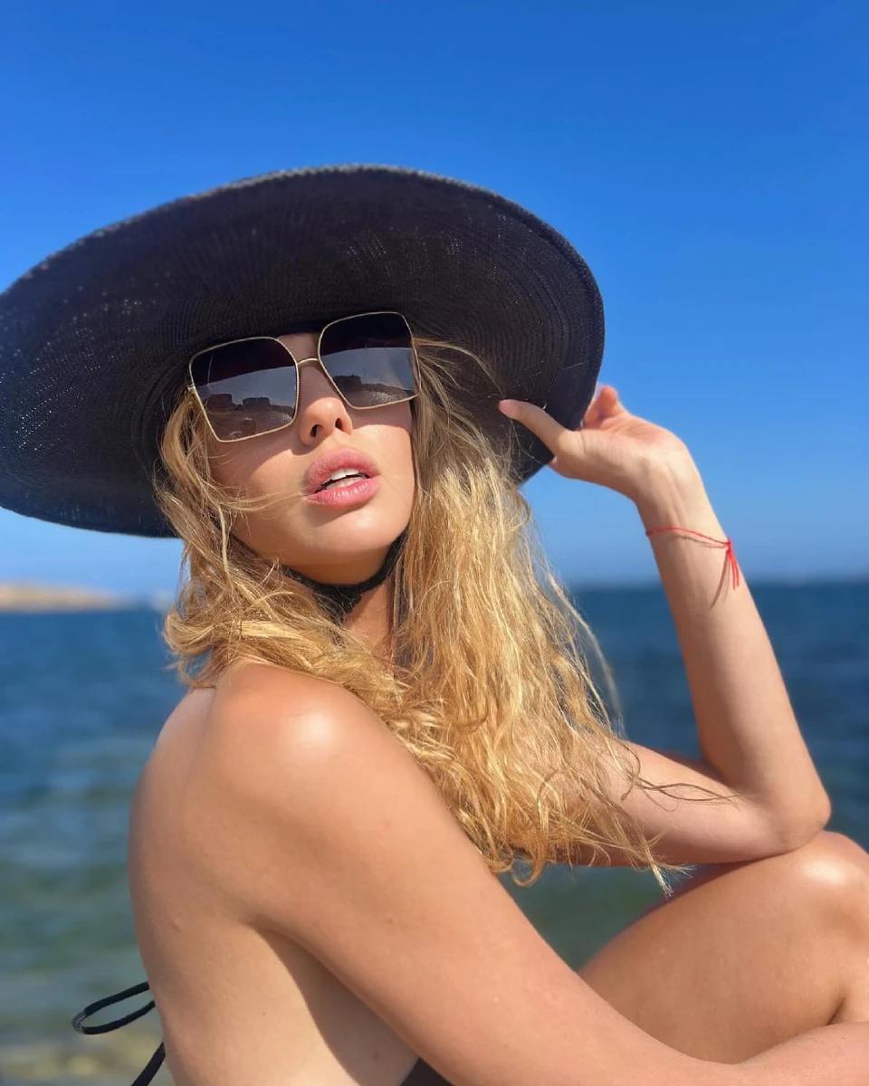 Полякова в купальнику прийняла чергову серію комліментів від підписників