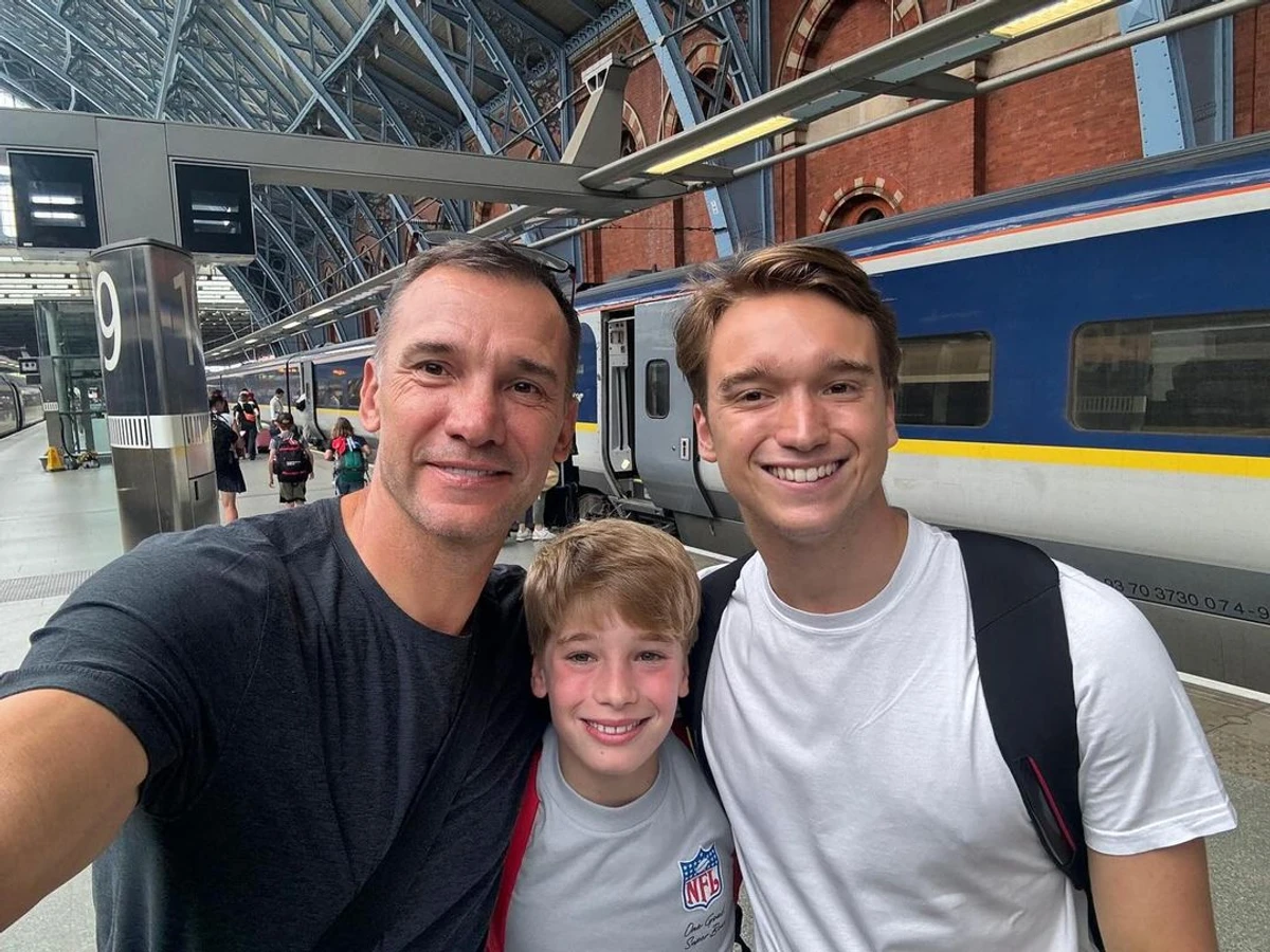 Андрій Шевченко з синами у Парижі