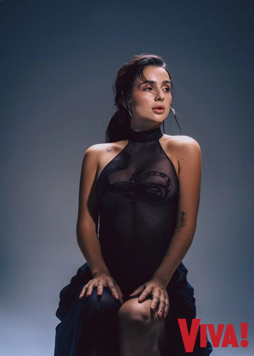 Трінчер у прозорій сукні