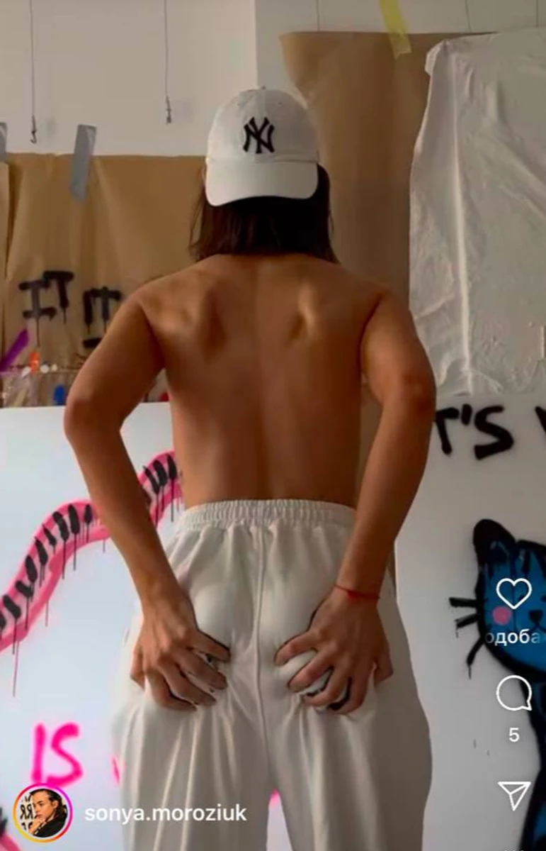 Соня Морозюк тримає себе за сідниці