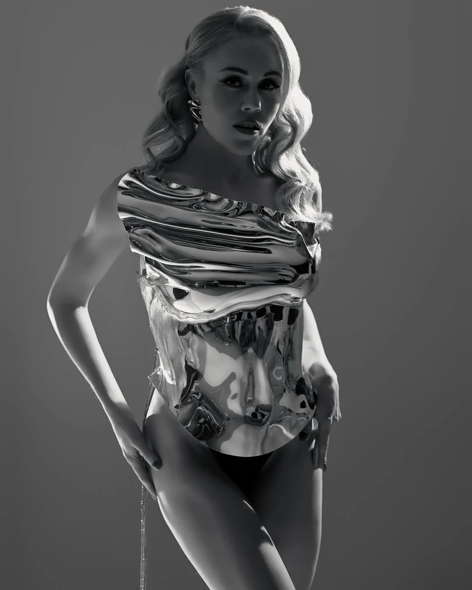 Олена Тополя показалась у сексі луці з голими стегнами