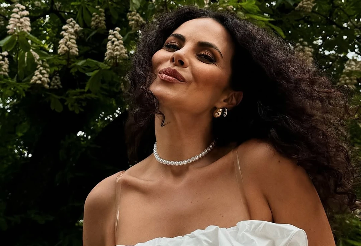 Настя Каменських наробила фото під каштаном