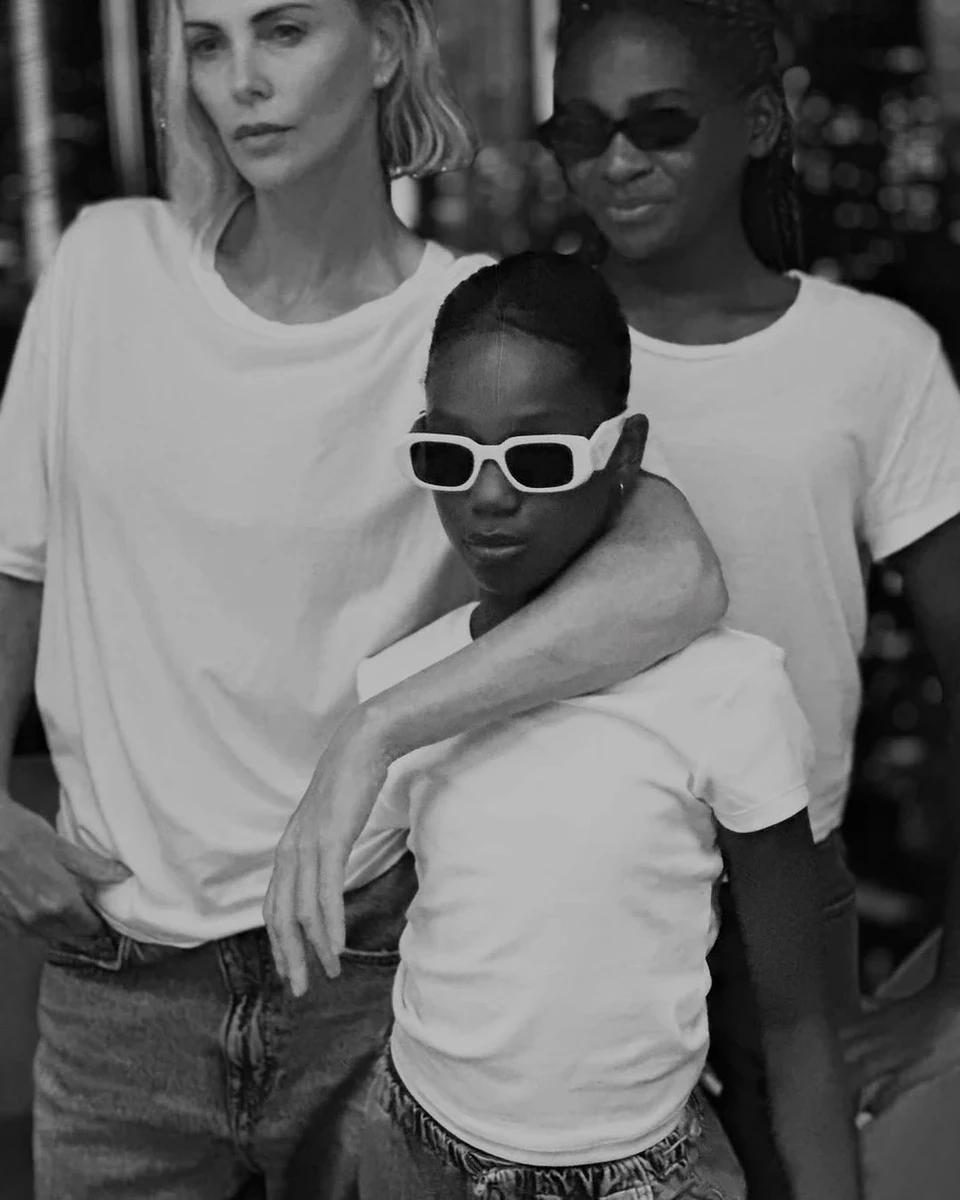 Шарліз Терон в обіймах своїх прийомних дочок