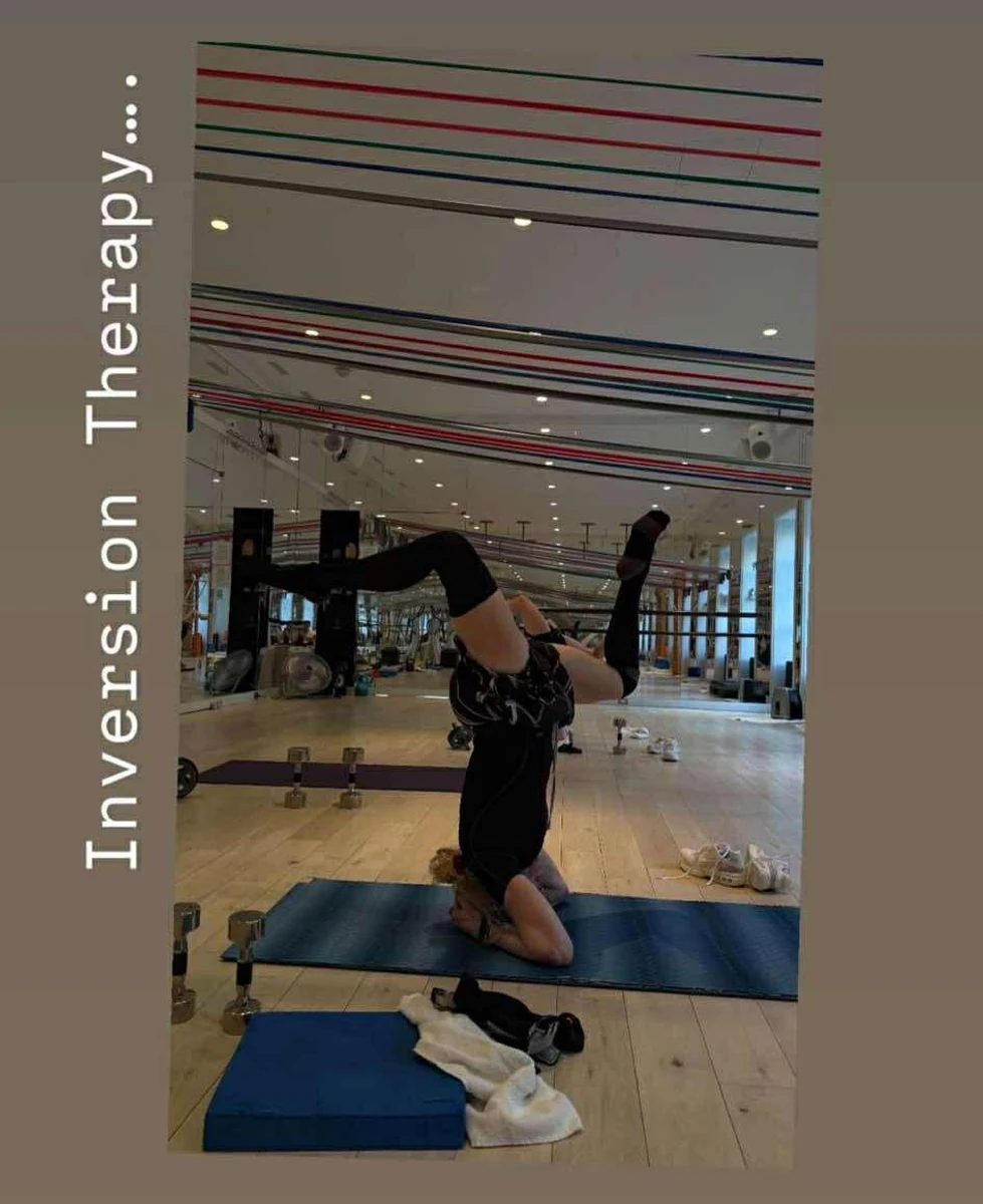 Інверсійна терапія - це метод лікування, який передбачає перевертання тіла догори ногами або під кутом, зазвичай за допомогою інверсійного столу. Цей метод має на меті зменшити тиск на хребет, розслабити м'язи та покращити кровообіг